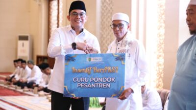 Apresiasi Nyata! Bupati Andi Rudi Latif Salurkan Insentif untuk 1.030 Guru Keagamaan di Tanah Bumbu