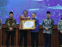 Bupati Andi Rudi Latif Terima Penghargaan dari Menkum RI atas Dukungan Pembentukan Posbankum Desa