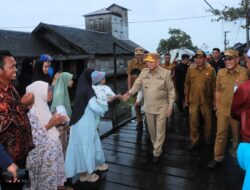 Terobos Hujan dan Banjir, Gubernur H. Muhidin Hadir Bantu Warga HSU