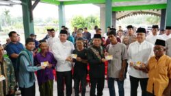 ‎Pemkab Kapuas Serahkan Simbolis Kartu Huma Betang Sejahtera dan Bantuan Pangan Ke Warga Mantangai ‎