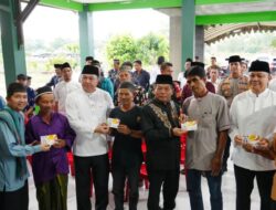 ‎Pemkab Kapuas Serahkan Simbolis Kartu Huma Betang Sejahtera dan Bantuan Pangan Ke Warga Mantangai ‎