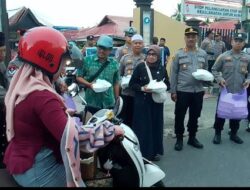 Ramadan Penuh Kepedulian, Polres HSS Bersama Media Bagikan Takjil