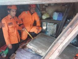 Sebuah Bangunan di Pasar Ujung Murung Ambruk, Seorang Pria Terluka dan Dilarikan ke RS