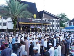 Salat Id dan Halalbihalal Perdana di Balai Kota Banjarmasin, Guru Honorer Berkaca-kaca Dapat Hadiah Umrah