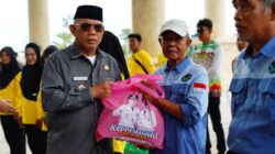 Apresiasi Petugas Kebersihan, Pemkab Kotabaru Bagikan 172 Paket Sembako