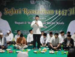 Diguyur Hujan Deras, Safari Ramadan Pemkab Batola di Bawah Jembatan Barito Tetap Khidmat