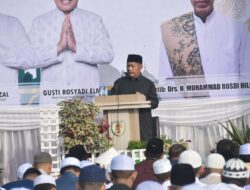 Bupati HST Samsul Rizal Bersama Warga Sholat Idul Fitri di Taman Dwi Warna