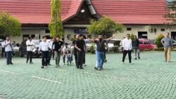 Tegang di Halaman Mapolresta Banjarmasin : Pria Mengamuk Sambil Gendong Balita, Ngaku Dengar “Bisikan Gaib”