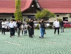 Tegang di Halaman Mapolresta Banjarmasin : Pria Mengamuk Sambil Gendong Balita, Ngaku Dengar “Bisikan Gaib”