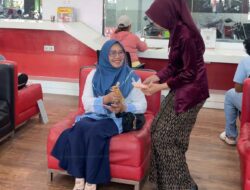 Trio Motor Perintis Rayakan Kartini, Tebar Cokelat untuk Pengunjung Perempuan