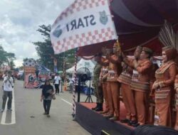 Bupati Wiyatno Lepas Pawai Karnaval Budaya, Ribuan Warga Padati Kuala Kapuas