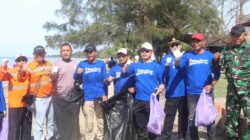 TNI-Polri, Masyarakat & Pelajar Bersama Dislautkan Bersih bersih Pantai Angsana