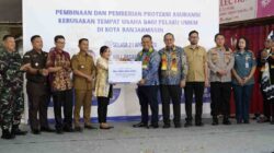 Wamen UMKM Serahkan Proteksi Asuransi bagi Ratusan Pedagang di Banjarmasin