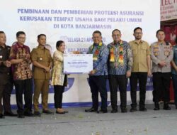 Wamen UMKM Serahkan Proteksi Asuransi bagi Ratusan Pedagang di Banjarmasin