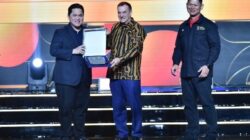 Majukan Olahraga, Erick Thohir Terima Penghargaan dari UTS dan AIMS