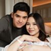 Al Ghazali dan Alyssa Daguise Resmi Jadi Orang Tua, Sambut Kelahiran Putri Pertama  JURNALKALIMANTAN.COM, JAKARTA — Kabar bahagia datang dari pasangan Al Ghazali dan Alyssa Daguise. Keduanya resmi menjadi orang tua setelah kelahiran anak pertama mereka pada Minggu (10/5/2026).  Kabar tersebut diumumkan langsung oleh Al Ghazali melalui akun Instagram pribadinya. Dalam unggahannya, ia juga memperkenalkan nama sang buah hati, yakni Soleil Zephora Ghazali.  “Selamat datang ke dunia, putri cantik kami. Hari ini terasa lebih bermakna karena akhirnya kamu berada dalam pelukan kami,” tulis Al, seperti dikutip dari detikHOT.  Ia mengungkapkan, kehadiran sang putri menjadi kebahagiaan besar bagi dirinya dan Alyssa. Menurutnya, sang anak merupakan doa yang terkabul sekaligus berkah dalam kehidupan mereka.  “Alhamdulillah,” tutup Al dalam unggahannya.  Kelahiran anak pertama ini pun disambut hangat oleh para penggemar dan rekan sesama selebritas yang turut memberikan ucapan selamat