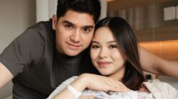 Al Ghazali dan Alyssa Daguise Resmi Jadi Orang Tua, Sambut Kelahiran Putri Pertama  JURNALKALIMANTAN.COM, JAKARTA — Kabar bahagia datang dari pasangan Al Ghazali dan Alyssa Daguise. Keduanya resmi menjadi orang tua setelah kelahiran anak pertama mereka pada Minggu (10/5/2026).  Kabar tersebut diumumkan langsung oleh Al Ghazali melalui akun Instagram pribadinya. Dalam unggahannya, ia juga memperkenalkan nama sang buah hati, yakni Soleil Zephora Ghazali.  “Selamat datang ke dunia, putri cantik kami. Hari ini terasa lebih bermakna karena akhirnya kamu berada dalam pelukan kami,” tulis Al, seperti dikutip dari detikHOT.  Ia mengungkapkan, kehadiran sang putri menjadi kebahagiaan besar bagi dirinya dan Alyssa. Menurutnya, sang anak merupakan doa yang terkabul sekaligus berkah dalam kehidupan mereka.  “Alhamdulillah,” tutup Al dalam unggahannya.  Kelahiran anak pertama ini pun disambut hangat oleh para penggemar dan rekan sesama selebritas yang turut memberikan ucapan selamat