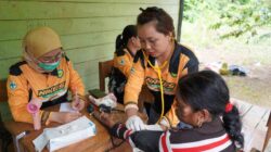 Jemput Bola ke Pelosok, Warga Ambata Dapat Layanan Kesehatan dan Adminduk Gratis