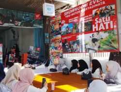 Honda Trio Motor Martadinata Rayakan Kartini dengan Setangkai Mawar