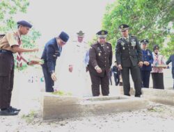 Peringati Harkitnas, Bupati Tanah Bumbu Ziarah ke Makam Pahlawan 7 Februari
