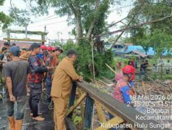 Jembatan Dharma Tersumbat ‘Raba’, Bupati HST Samsul Rizal Pimpin Pembersihan