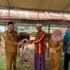 Bupati Batola Serahkan Dua Sapi Kurban Bantuan Presiden untuk Warga Mandastana