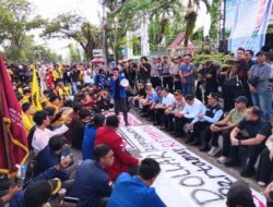‎Demo di DPRD Kalsel, Ratusan Mahasiswa Minta Stop MBG dan Revisi UU Polri