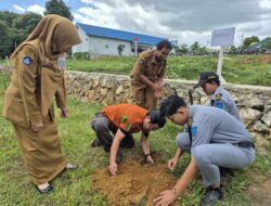 Firman Yusi Ajak Pelajar SMKN 1 Muara Uya Tanam Pohon dan Amalkan Pancasila