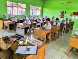 Dorong Digitalisasi Pendidikan, SMPN 1 Martapura Timur Laksanakan Ujian Berbasis CBT Android