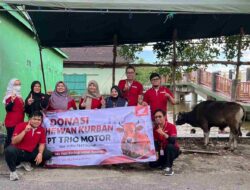 Trio Motor Tebar Berkah Kurban di Sungai Baru.