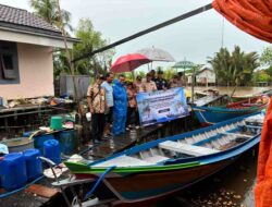 Dukungan Gubernur Muhidin, Dislautkan Kalsel Serahkan Perahu Bermotor Kepada Pokmaswas
