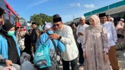 Suasana Haru Warnai Kedatangan, Wabup Syairi Mukhlis Sambut Jamaah Haji Kotabaru