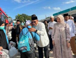 Suasana Haru Warnai Kedatangan, Wabup Syairi Mukhlis Sambut Jamaah Haji Kotabaru