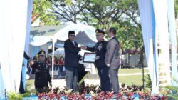 ‎Ketua DPRD Kalsel Serahkan Penghargaan kepada Kapolda Kalsel ‎