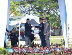 ‎Ketua DPRD Kalsel Serahkan Penghargaan kepada Kapolda Kalsel ‎