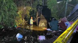 Mobil Terjun ke Sungai Usai Tabrak Motor dan Warung di Kertak Hanyar, Dua Meninggal