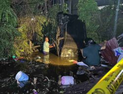 Mobil Terjun ke Sungai Usai Tabrak Motor dan Warung di Kertak Hanyar, Dua Meninggal