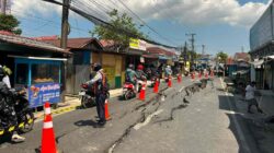 Jalan Veteran Sungai Lulut Banjarmasin Ambles, Pedagang Terpaksa Tutup dan Warga Dievakuasi
