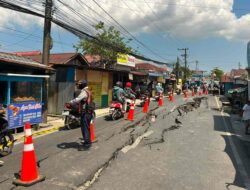 Jalan Veteran Sungai Lulut Banjarmasin Ambles, Pedagang Terpaksa Tutup dan Warga Dievakuasi