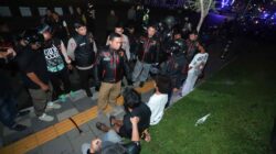 Ketika Patroli Polisi Mengembalikan Keberanian Seorang Tukang Sapu Jalan