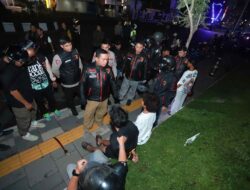 Ketika Patroli Polisi Mengembalikan Keberanian Seorang Tukang Sapu Jalan