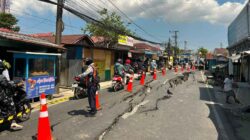 Jalan Veteran Sungai Lulut Banjarmasin Ambles, Pedagang Terpaksa Tutup dan Warga Dievakuasi