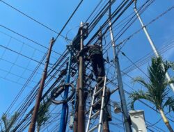 Banjarmasin Benahi Utilitas Telekomunikasi, Tiang Bersama Mulai Dipasang di Jalan Lambung Mangkurat