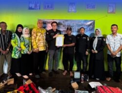Gubernur Muhidin Salurkan Bantuan Sarana Pengawasan Kepada Pokmaswas HSU