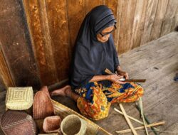 Perempuan Desa Penyandingan Jadi Garda Depan Penjaga Hutan Adat