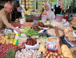 Cek Harga di Pasar Keramat Barabai, Gubernur Muhidin Siapkan Langkah Tekan Inflasi
