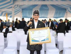 Gubernur Muhidin Serahkan Penghargaan, Tanah Bumbu Teratas dalam Realisasi Investasi Kalsel