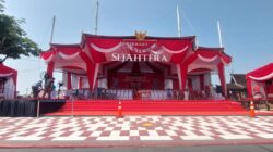 Jelang HUT ke-81 RI, Panggung Siring Balai Kota Banjarmasin Dipercantik Bernuansa Istana