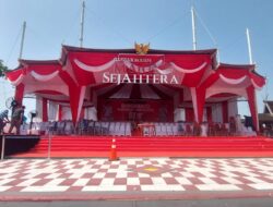 Jelang HUT ke-81 RI, Panggung Siring Balai Kota Banjarmasin Dipercantik Bernuansa Istana
