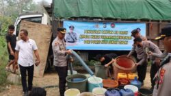 Krisis Air Bersih Akibat Kemarau, Polres HST Bersama PDAM Bantu Warga Bulayak